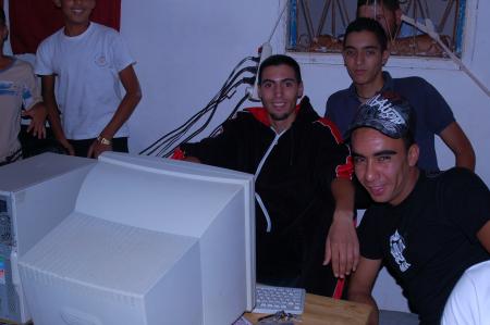 fayssal + Zakaraia + AlhaririSi tu �tais une larme au coin de mon �il, je n'oserais pas pleurer de peur de te perdre...